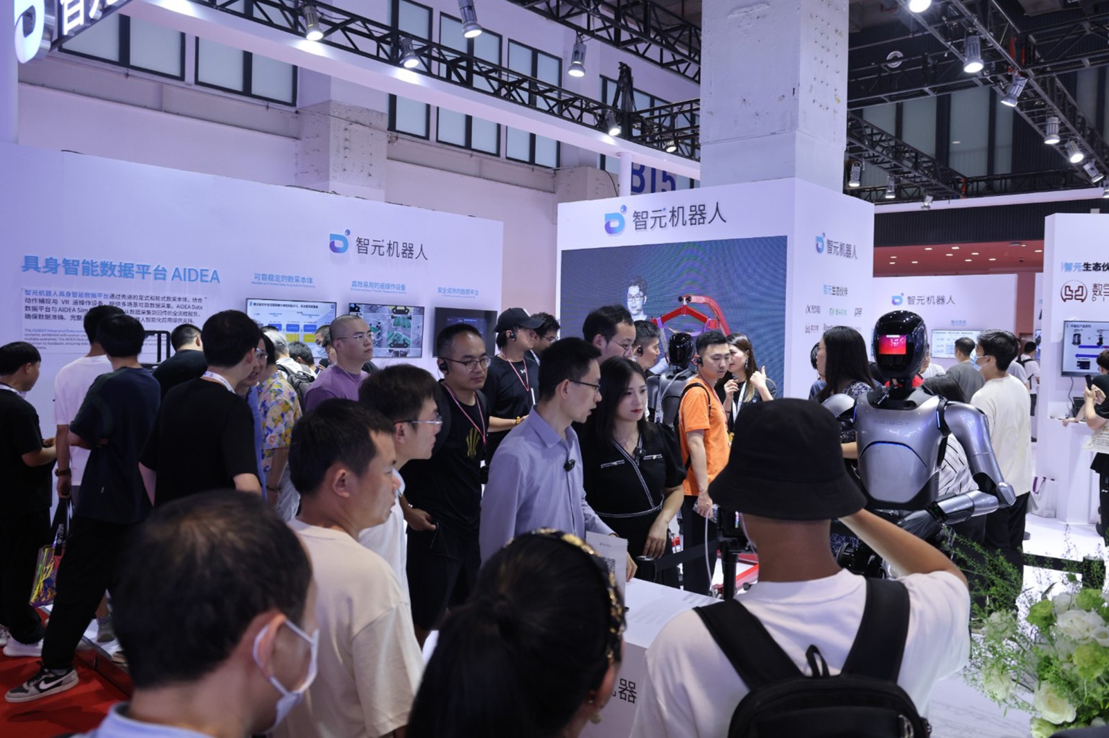 尊时凯龙机器人亮相世界机器人大会WRC